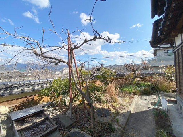 前面道路との高低差で、プライバシーが守られた住宅です！