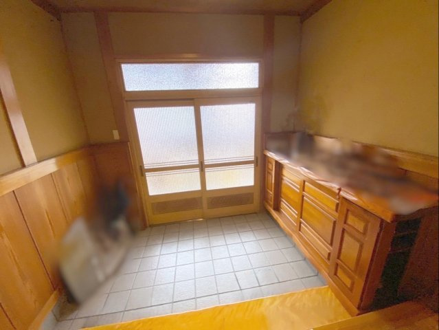 すりガラスのドアから採光が取れた広々玄関です！