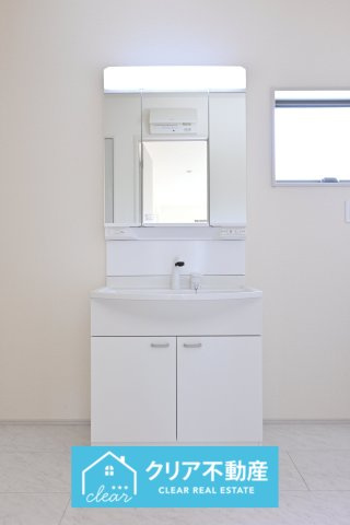 3面ミラーの後ろは収納スペースを完備。生活感のあるものは隠して、スッキリシンプルな洗面台に！