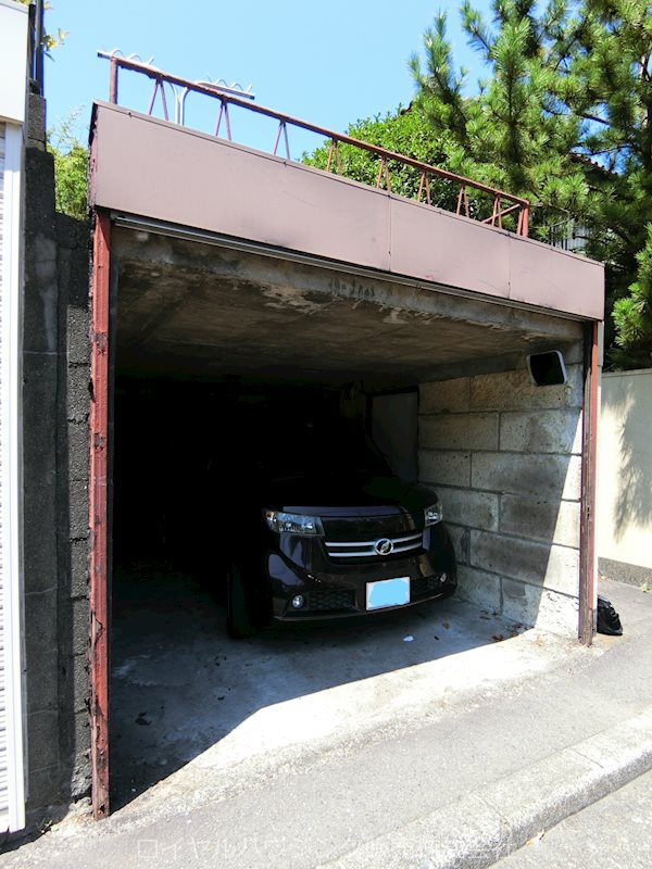 シャッター付の駐車場（幅：約2.8ｍ、奥行：約5ｍ、高さ：約2ｍ