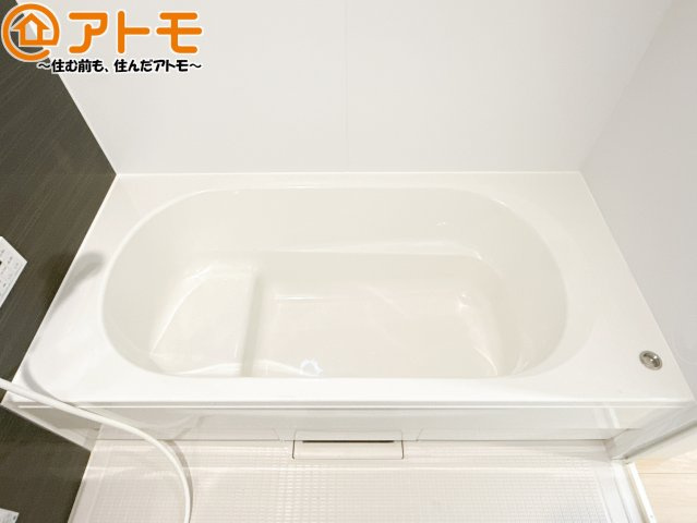 お子様やお年寄りが使いやすいだけでなく、半身浴にも便利なベンチタイプの湯舟です。お湯の節約にも！