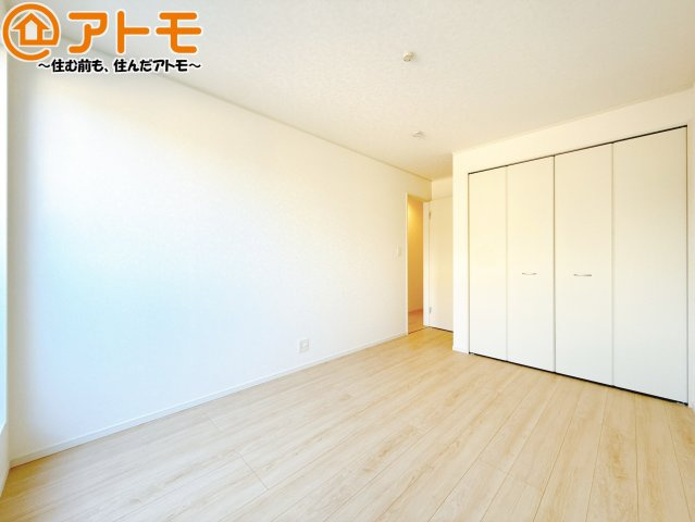 壁と床がシンプルな色合いだからこそ自分だけの空間を作れます♪お部屋作りのイメージは順調でしょうか♪