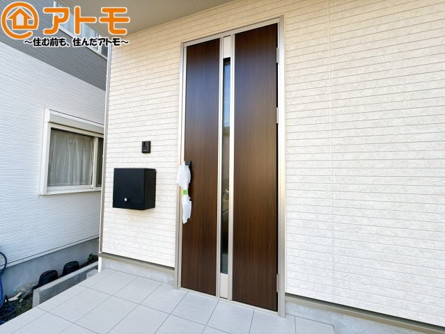 落ち着いた色合いの玄関はダブルロックで防犯性に優れた仕様になっています♪