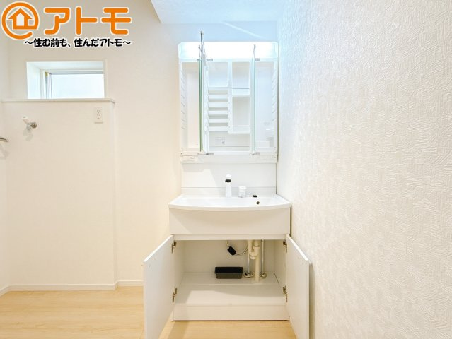 三面鏡の中は収納になっているため、スッキリとした洗面台を保つことができます♪