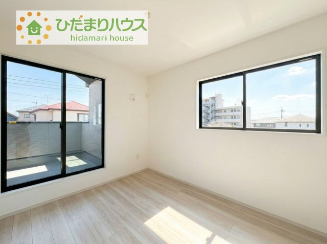 バルコニーに面していて、たっぷり光りの入る明るい子供部屋です！