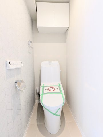 ～吊戸棚付きのトイレ写真～