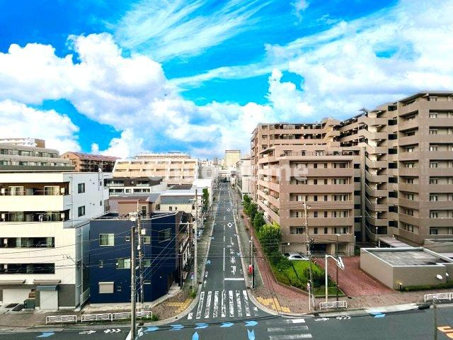 手を伸ばせば、ふれることが出来そうな環境が、そのままインテリアになったような印象です。その豊かな眺望にふさわしい空間には、通風・採光にも優れ、心地よい光と風があふれています