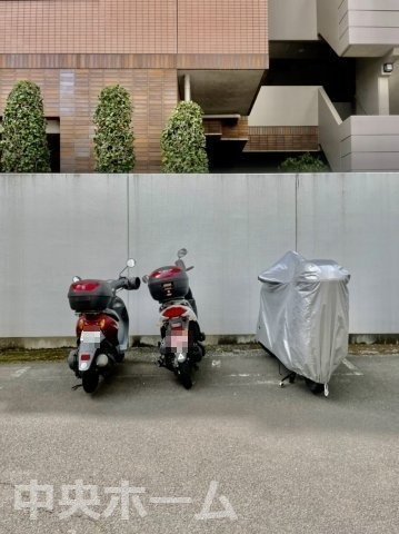 【バイク置場】最新の空き状況や費用などの詳細は担当スタッフまでお問い合わせください。