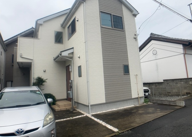 南側道路の場合は長い時間光を入れ込むことができるため、庭やリビングを道路側に持ってくることが多く土地価格も高い傾向にあります。一方北側道路だとリビングや庭が南側になりプライバシーを守ることができます。