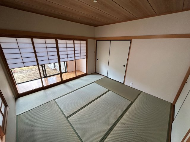 1階に独立した6帖の和室あり。来客用や寝室など多用途に使えます。