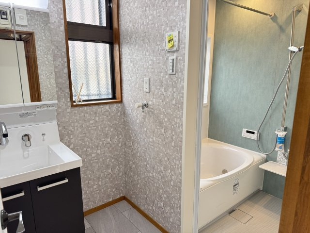 ～窓付きで明るい洗面所　換気もしやすいです～