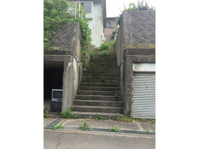 敷地に上がる階段