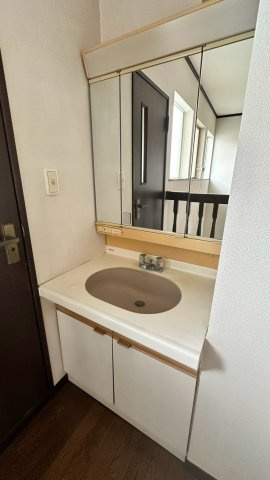 【朝の混雑を解消する2階洗面台】2階廊下に設置された利便性の高い洗面化粧台。家族の毎朝の身支度が重なる時間帯も混雑せずスムーズに行えます。収納付きの三面鏡で身の回りの小物もすっきり収まります。