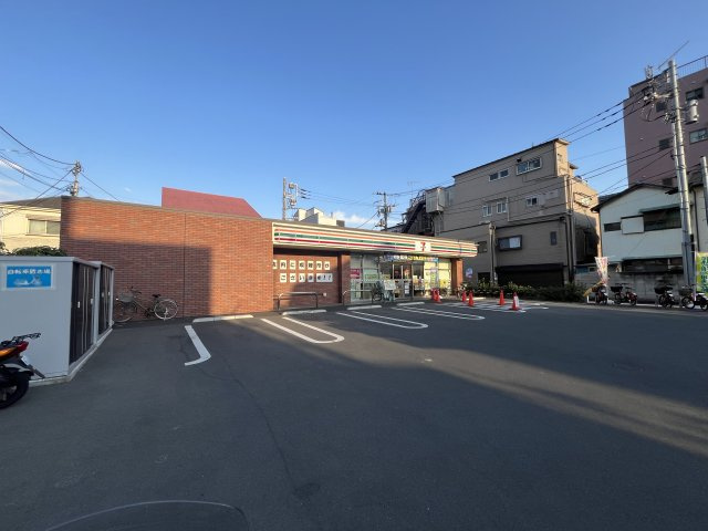 セブンイレブン江東東砂3丁目店まで徒歩3分。荒川河川敷へ向かう途中にあります。