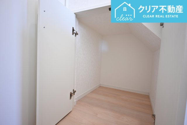 玄関には階段下収納付き♪多用途でご使用いただけます！