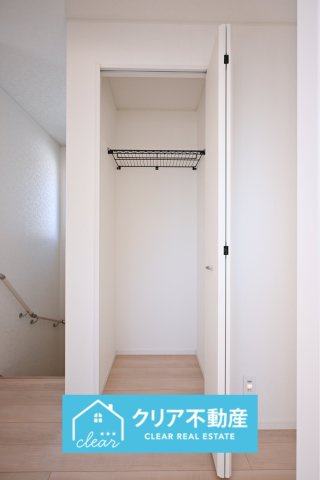 2階の階段横には便利な収納付きです。