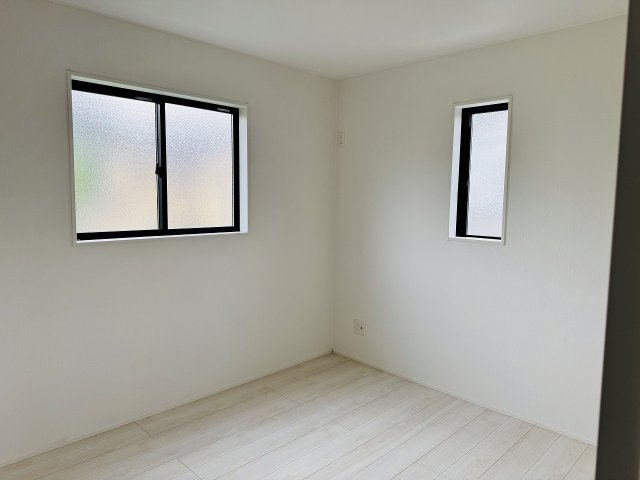 ～2階5.25帖の洋室　2面採光で明るく風通しの良いお部屋です～
