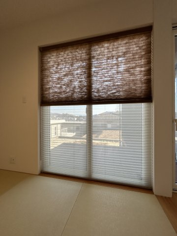 和室のブラインドは昼は白で採光、夜はブラウンで落ち着き。　設備一つひとつに妥協のない配慮が光ります。
