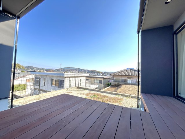 居室とフラットにつながる縁側のようなウッドデッキ。　BBQも星空空間も楽しめる、贅沢な外空間です。