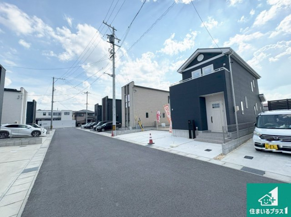 【津市藤方　新築一戸建ての前面道路含む現地写真】