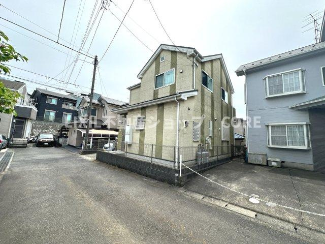 閑静な住宅地に馴染む落ち着いた色合いの外観。一度、是非、現地をご見学ください。　