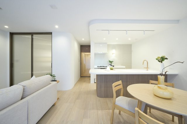 洋室の扉を開放することで、より広がりを感じられる空間に。視線が奥まで抜け、室内に開放感をもたらします。お休みの日には仕切りを開けて、ゆったりとしたワンルーム感覚で過ごすのも素敵です。