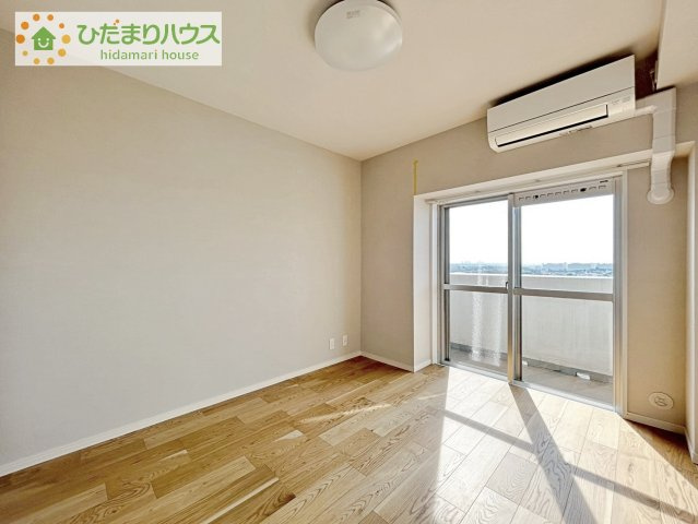 バルコニーに面した明るい洋室☆