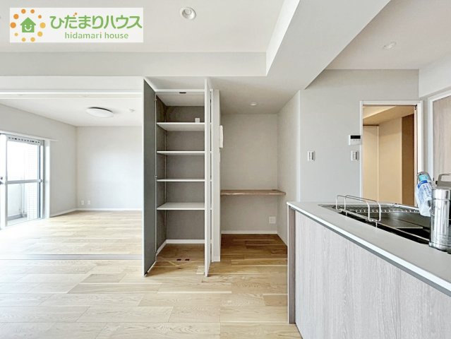 リビングにもクローゼットを配備！ご家族皆様で共有すれば、リビングについ置きっぱなしにされがちな衣類もスッキリと片付きます♪