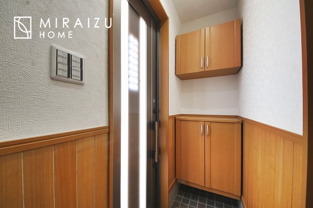 永く住むからこそシンプルで飽きのこないデザインに。ただいま、おかえりの温かな声が聞こえる玄関。
