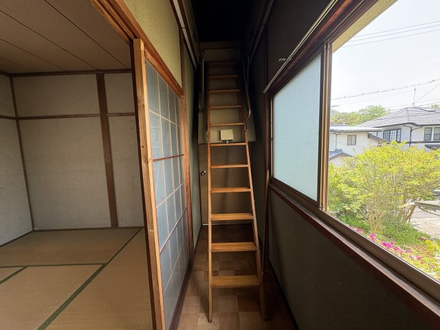 採光のある廊下は明るく開放感があり、圧迫感を感じさせない設計。屋根裏収納へつながる階段も設置されており、収納スペースを有効活用できます。住まい全体の利便性を高めてくれるポイントです。