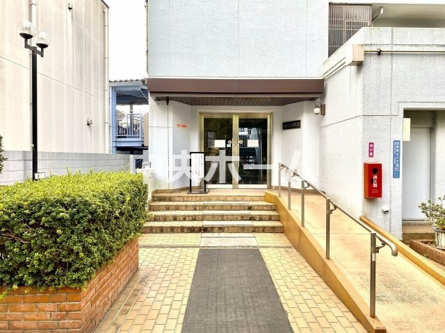【エントランス】マンションのエントランスは、その物件の印象を決める、顔とも言える場所です。毎日通る場所ですからきれいなのが一番です。