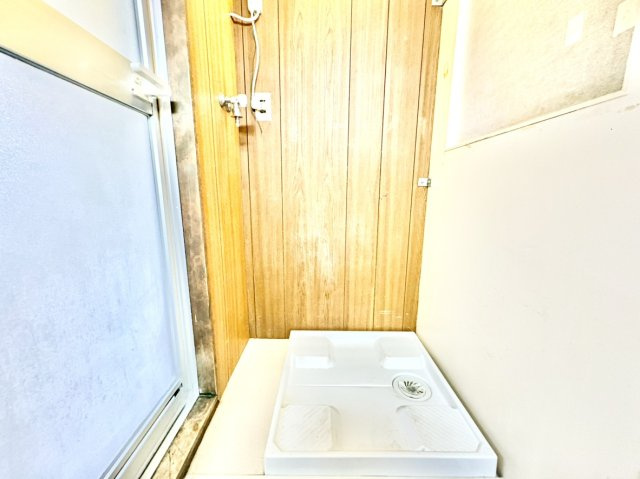 バスルームのすぐ横に配置され、脱いだ衣類をそのまま洗濯機へ入れられる無駄のない家事動線が魅力。入浴から洗濯までの流れがスムーズで、毎日の家事負担をグッと軽減してくれる快適な間取り設計です。