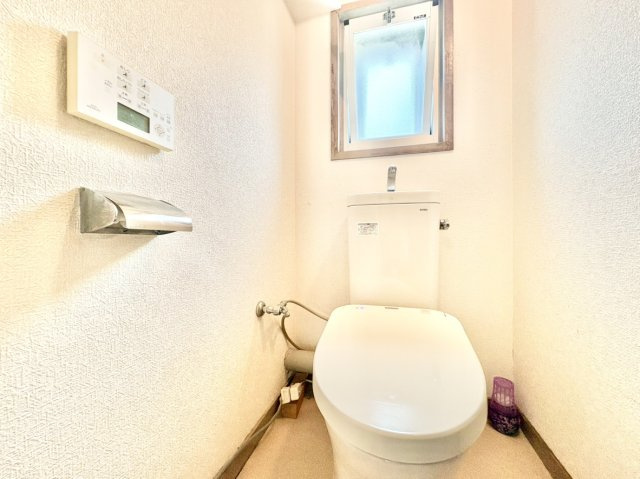 トイレ背面に便利な窓を配した、明るく通気性良好な空間。湿気や気になる匂いを素早く換気できるため、いつでもクリーンで爽やかな心地よさをキープできます。日当たりが良く閉塞感を感じさせない設計です