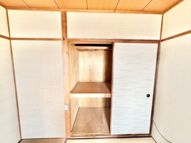 和室には奥行きを活かしてたっぷり仕舞える大容量の押入を完備。かさばるお布団や、スーツケース、季節物の大型家電などもすっきりと一括収納できます。お部屋の中に余計な荷物を置かずに広く使えます。