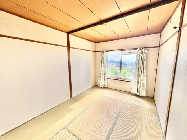 窓の外に美しい景色が広がる、眺望良好な約6帖の和室。遮るものがないため開放感にあふれ、心地よい光と風が部屋中に通り抜けます。畳の上でゆったりと寛ぎながら、贅沢なパノラマを楽しめます。