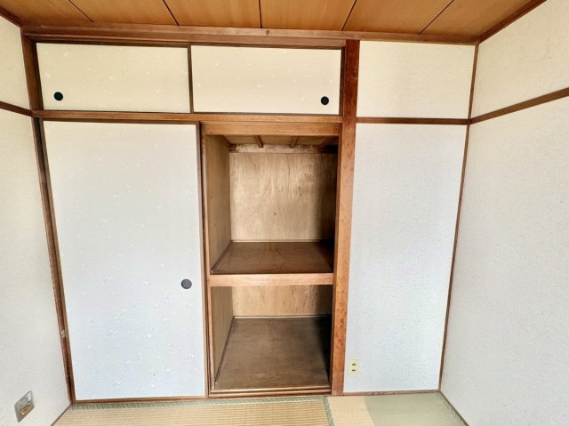 和室には奥行きを活かしてたっぷり仕舞える大容量の押入を完備。かさばるお布団やスーツケース、季節物の大型家電などもすっきりと一括収納できます。お部屋の中に余計な荷物を置かずに広く使えます。