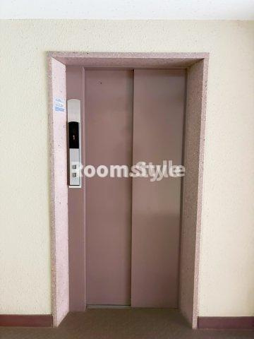 エレベーター　空室のためご都合に合わせてご内覧できます　お問合せはお電話でもお受付しております。　03-6450-5211