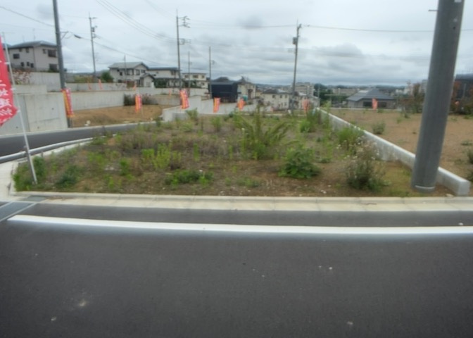 土地の形が極端に長細かったり、狭小地、あるいは道路との高低差がある傾斜地だった場合、後々売ろうとしても買い手がつかない場合もあります。後々、売却することになった時に価値の下がらない土地を選びましょう。