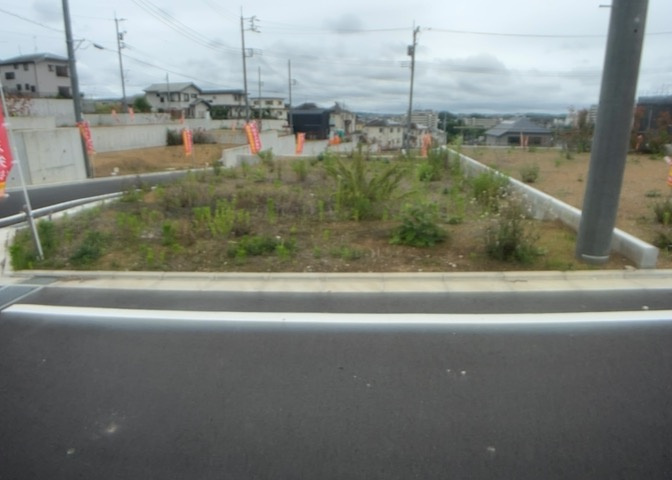 土地の面積＝住宅面積ではありません。建ぺい率の問題などで、土地のある場所によって住宅を建てられる面積は限られています。高さもしかり、「土地」という言葉の中には、建築条件も含まれると考えておきましょう。