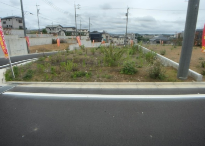 家を建てる場合、方位は要チェックです。現実的に日当たりのよい家ならばリビングは南側、建築基準法でも北側に当たる家への配慮は求められています。土地を見学に行く際は、方位磁針を持って行くようにしましょう。