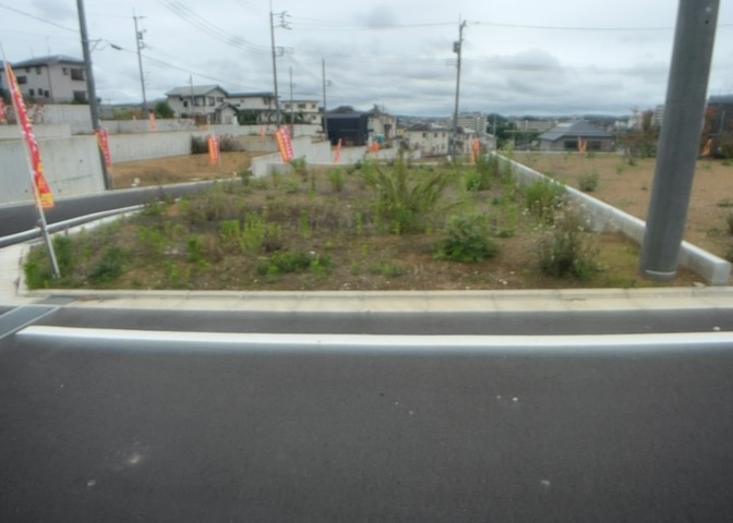 土地を買う際、住む地域の自治体や福祉の補助制度にも注目してみましょう。子供や老人の医療補助やゴミ出しのルールなど、自治体によってルールに大きな違いがあるため、暮らしやすい土地で判断するとよいでしょう。