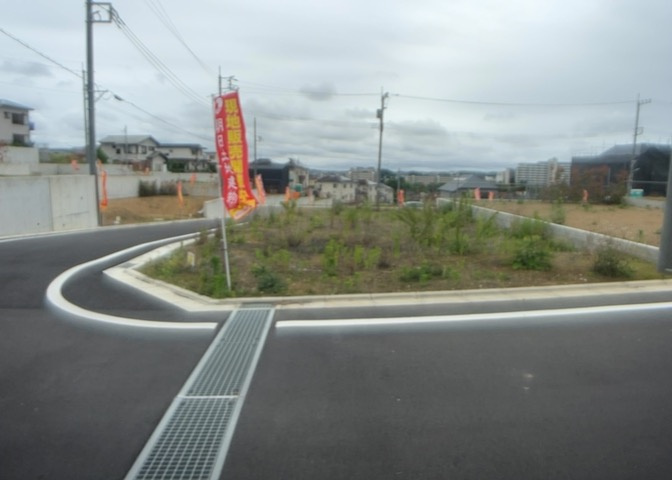 現地に行くなら、物件の周囲の地形がどうなっているかを見ることも大切です。周辺より低くなっている土地では、大雨などで水が集まりやすいため、地盤が弱くなっているということも考えられるため、注意が必要です。