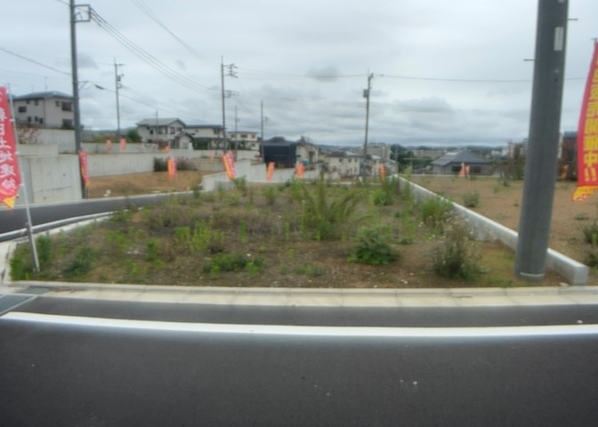隣家の土地はどうなっているのか、生活利便施設が近くにあるのか、学校まで近いかなど、お客様のライフスタイルにあわせたイメージが重要です。また、近くにあると困る施設が近くにないかも確認するといいでしょう。