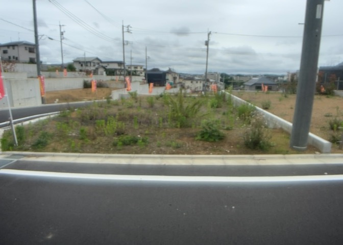 土地購入を検討されている場合、境界杭がない状態で購入してしまうと境界確定測量をする必要があり、費用がかかります。購入の前に、売主、隣土地所有者立ち合いのもと境界を確定し境界杭を設置するのがベストです。