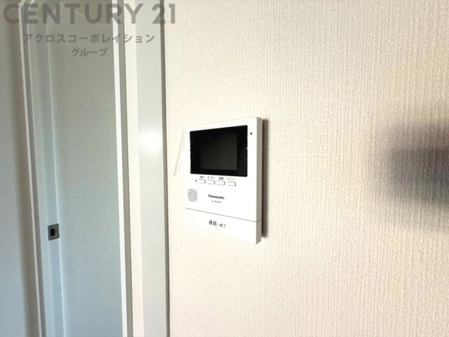 訪問者が来たときにテレビ画面で確認できるため、安心してドアを開けられます。録画機能があるものもあり、留守中に来訪者を記録しておくことができます。利便性が高く、セキュリティ面でも安心です。