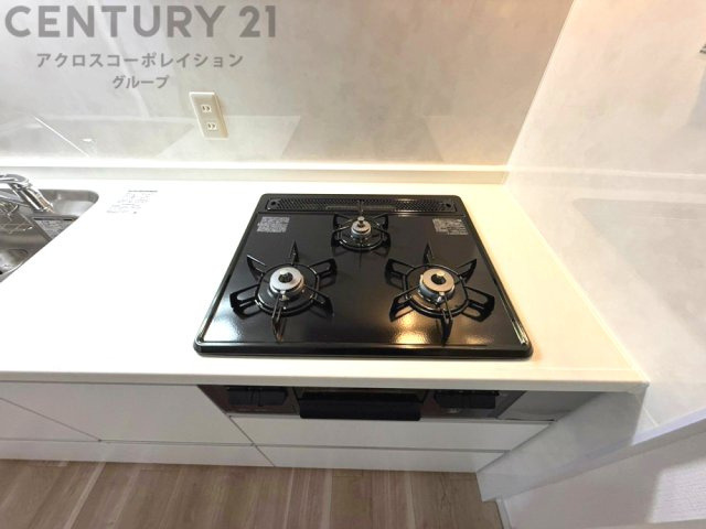 多数の調理器具を同時に使用でき、料理の効率化が可能。省エネで節約になり、様々な料理スタイルに適応できます。また、火力調整が独立しており、手入れや掃除もしやすく、今よりもっとお料理が楽しくなるかも。