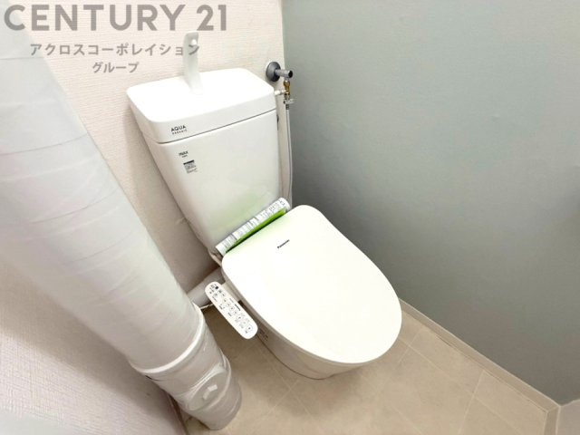 温水洗浄便座付トイレは温水洗浄機能により、暖かい水でおしりを洗浄することができ、冷たい水を使う従来の便座に比べ、温水洗浄機能で暖かいトイレを提供し、快適な使用を可能にします。