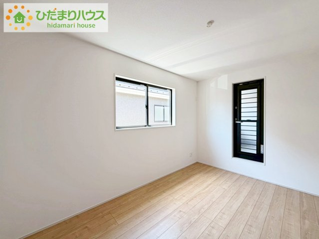 主寝室は広々していて安らげる空間に。大きな窓から光が差し込み、朝の目覚めも良さそう♪
