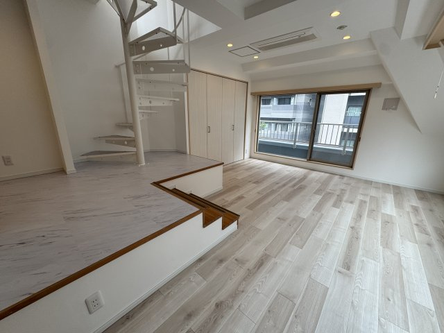 2026.10.15撮影　南西角部屋で日当り・開放感のあるLDK！