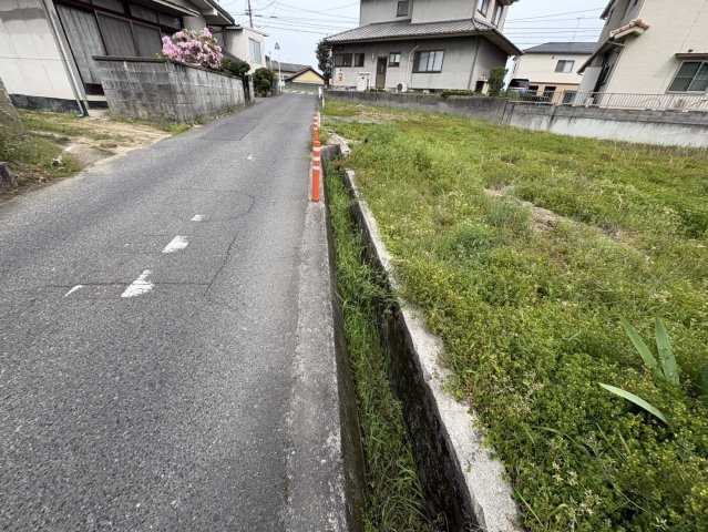 　2方道路に面した角地で、採光・通風ともに優れた立地。建築条件なしなので、自由な設計で理想の住まいを建てることができます。広々とした敷地を活かし、庭付きのゆとりある住まいを実現できます。